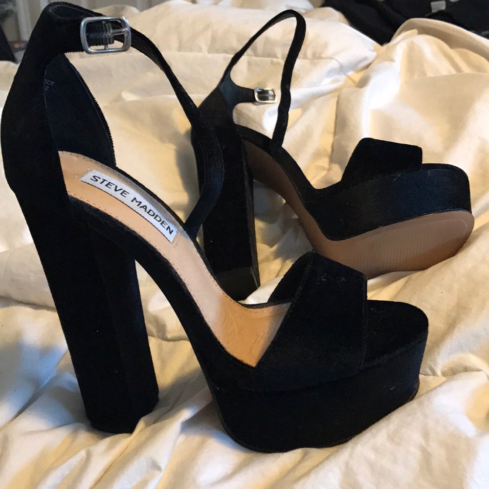 NWOT STEVE MADDEN GONZO VELVET HEELS